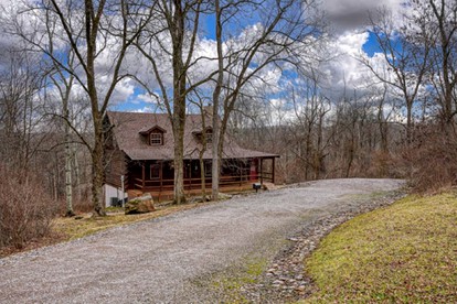 Wonderful Ohio Getaways in this Wonderful Cabin Rental with Hot Tub - Logan, Ohio - glamping.directory