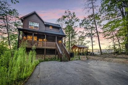 Outstanding Cabin with Air Hockey Table Beautifully Designed in Tennessee - glamping.directory