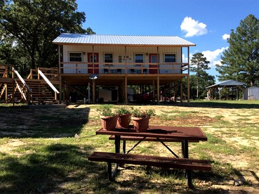 Charming Vacation Rental for a Riverfront Getaway near Lake Sardis, Oklahoma - Tuskahoma, Oklahoma - glamping.directory