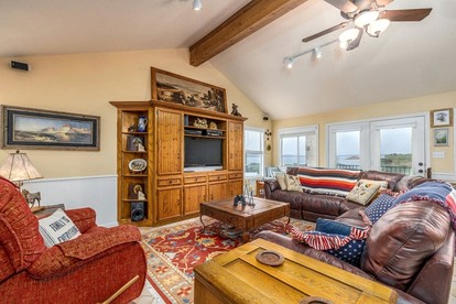Expansive Pet-Friendly Lakeside Vacation Rental with Fenced Yard in Canyon Lake, Texas - Canyon Lake, Texas - glamping.directory