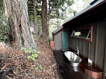 Half Moon Bay Glamping Getaway in an Idyllic Tree House and Cabin - Half Moon Bay, California - glamping.directory