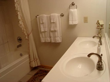 Large Camping Cabin with a Hot Tub near Beech Mountain, North Carolina - Elk Park, North Carolina - glamping.directory