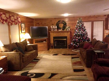 Large Camping Cabin with a Hot Tub near Beech Mountain, North Carolina - Elk Park, North Carolina - glamping.directory