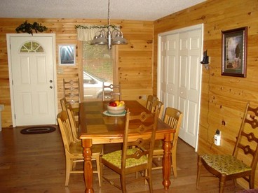 Large Camping Cabin with a Hot Tub near Beech Mountain, North Carolina - Elk Park, North Carolina - glamping.directory
