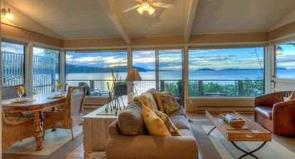 Waterfront Cottage Rental with Spectacular Sunset Views on Orcas Island, Washington - Deer Harbor, Washington - glamping.directory