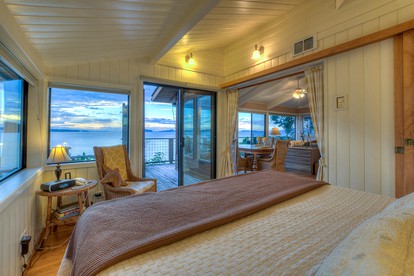 Waterfront Cottage Rental with Spectacular Sunset Views on Orcas Island, Washington - Deer Harbor, Washington - glamping.directory