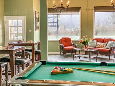 Charming Cabin with Kitchen and River Views, Perfect for a Glamping Retreat in Northern California - Klamath, California - glamping.directory