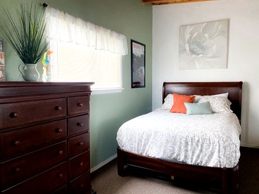 Charming Cabin with Kitchen and River Views, Perfect for a Glamping Retreat in Northern California - Klamath, California - glamping.directory