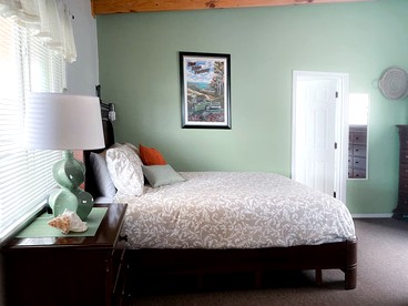Charming Cabin with Kitchen and River Views, Perfect for a Glamping Retreat in Northern California - Klamath, California - glamping.directory