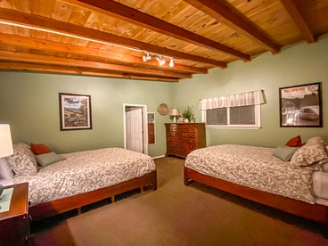 Charming Cabin with Kitchen and River Views, Perfect for a Glamping Retreat in Northern California - Klamath, California - glamping.directory