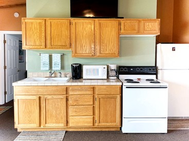 Charming Cabin with Kitchen and River Views, Perfect for a Glamping Retreat in Northern California - Klamath, California - glamping.directory