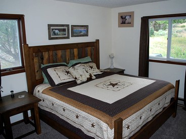 Spacious Family Cabin Rental near Yellowstone National Park in Montana - Gardiner, Montana - glamping.directory