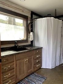 Spacious Family Cabin Rental near Yellowstone National Park in Montana - Gardiner, Montana - glamping.directory