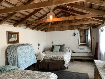 Spacious Family Cabin Rental near Yellowstone National Park in Montana - Gardiner, Montana - glamping.directory