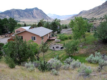 Spacious Family Cabin Rental near Yellowstone National Park in Montana - glamping.directory