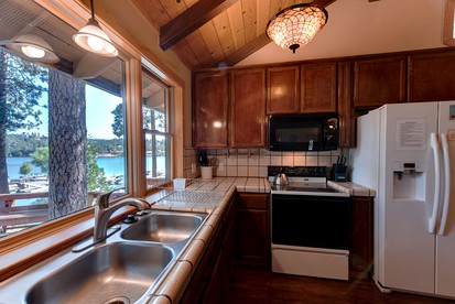 Fabulous Lakefront Group Cabin with Game Room, Outdoor Pool and Tennis Court in Groveland, California - Groveland, California - glamping.directory