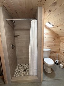 Cozy Rustic Cabin Retreat Perfect After a Day of Adventure in London, Kentucky - London, Kentucky - glamping.directory