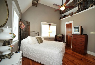 Charming Bed and Breakfast Accommodation near Beaver Falls, Pennsylvania - Ellwood, Pennsylvania - glamping.directory