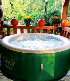 Tranquil Cabin with Hot Tub & Creek Views Near Bass Pro, Kodak Tennessee - Kodak, Tennessee - glamping.directory