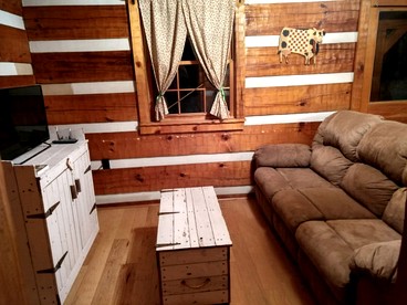 Tranquil Cabin with Hot Tub & Creek Views Near Bass Pro, Kodak Tennessee - Kodak, Tennessee - glamping.directory