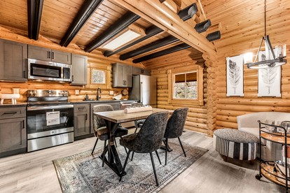 Fantastic Cabin with Hot-tub and Gorgeous Sights in Pittman Center, Tennessee - Pittman Center, Tennessee - glamping.directory