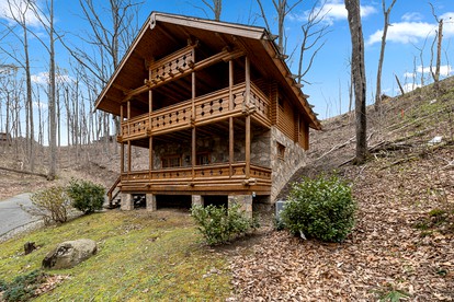 Fantastic Cabin with Hot-tub and Gorgeous Sights in Pittman Center, Tennessee - glamping.directory