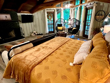Romantic Cabin Ideal for a Secluded Escape in Townsend, Tennessee - Townsend, Tennessee - glamping.directory