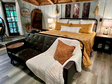 Romantic Cabin Ideal for a Secluded Escape in Townsend, Tennessee - Townsend, Tennessee - glamping.directory