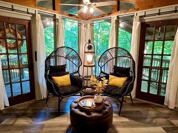 Romantic Cabin Ideal for a Secluded Escape in Townsend, Tennessee - Townsend, Tennessee - glamping.directory
