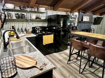 Romantic Cabin Ideal for a Secluded Escape in Townsend, Tennessee - Townsend, Tennessee - glamping.directory