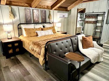 Romantic Cabin Ideal for a Secluded Escape in Townsend, Tennessee - Townsend, Tennessee - glamping.directory