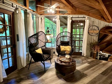 Romantic Cabin Ideal for a Secluded Escape in Townsend, Tennessee - Townsend, Tennessee - glamping.directory