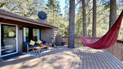 Enchanting Tree House with a Cozy Fireplace Ideal for Weekend Trips from Los Angeles - Pine Mountain Club, California - glamping.directory