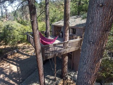 Enchanting Tree House with a Cozy Fireplace Ideal for Weekend Trips from Los Angeles - Pine Mountain Club, California - glamping.directory
