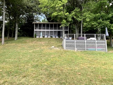 Inmerse in the Serenity of this Lakefront Cottage in Cadiz, Kentucky - glamping.directory