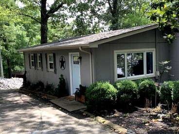 Inmerse in the Serenity of this Lakefront Cottage in Cadiz, Kentucky - Cadiz, Kentucky - glamping.directory