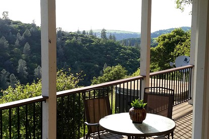 Comfortable Upper Floor Mountain Getaway in Penn Valley, California - Penn Valley, California - glamping.directory
