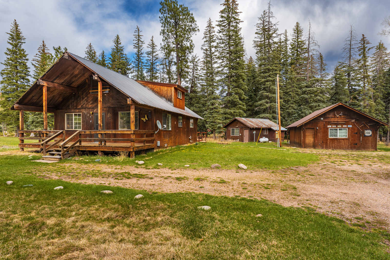 Bear Paw Lodge Ponderosa Creekside - glamping.directory