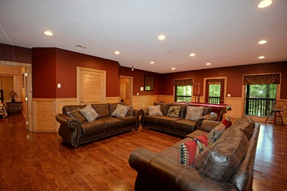 Fully-Equipped Cabin Rental in Tennessee, Perfect for Large Group Glamping in the Mountains - Sevierville, Tennessee - glamping.directory