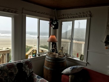 Rustic Beachfront Escape with Fireplace, Views & Pet-Friendly Stay in Florence, Oregon - Florence, Oregon - glamping.directory