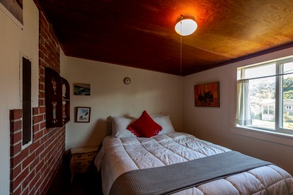 Rustic Beachfront Escape with Fireplace, Views & Pet-Friendly Stay in Florence, Oregon - Florence, Oregon - glamping.directory