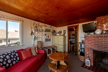 Rustic Beachfront Escape with Fireplace, Views & Pet-Friendly Stay in Florence, Oregon - Florence, Oregon - glamping.directory