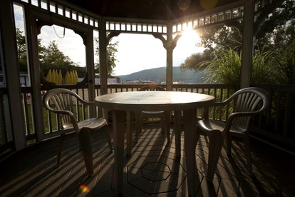 Family-Friendly Cabin Rental on Lake George in Upstate New York - Lake George, New York - glamping.directory