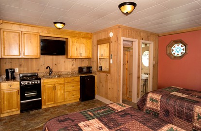 Family-Friendly Cabin Rental on Lake George in Upstate New York - Lake George, New York - glamping.directory