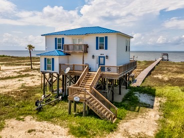 Spectacular Oceanfront Beach House with Hot-tub in Dauphin Island, Alabama - glamping.directory