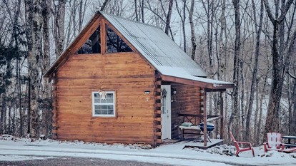 Relaxing and Inviting Log Cabin with Loft in Columbia, Kentucky, Near Several Universities - glamping.directory