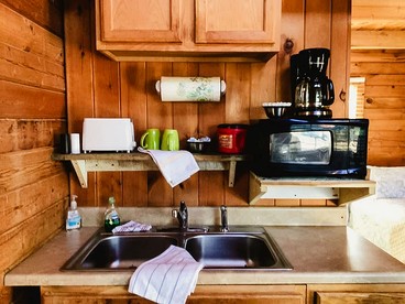 Relaxing and Inviting Log Cabin with Loft in Columbia, Kentucky, Near Several Universities - Columbia, Kentucky - glamping.directory