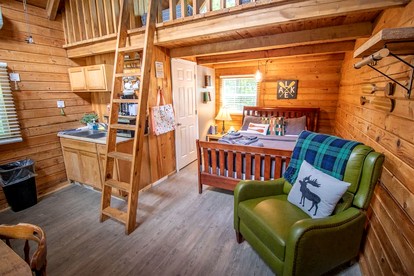 Relaxing and Inviting Log Cabin with Loft in Columbia, Kentucky, Near Several Universities - Columbia, Kentucky - glamping.directory