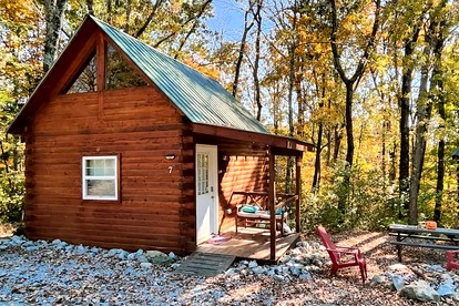 Relaxing and Inviting Log Cabin with Loft in Columbia, Kentucky, Near Several Universities - Columbia, Kentucky - glamping.directory