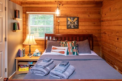 Relaxing and Inviting Log Cabin with Loft in Columbia, Kentucky, Near Several Universities - Columbia, Kentucky - glamping.directory